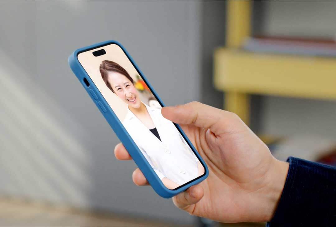 スマートフォンの中で医師に相談できるオンライン診療を表したアイコン